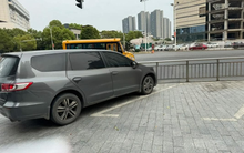 Đỗ xe ô tô đúng chỗ vẫn bị phạt nguội 5 triệu đồng trong 7 ngày liên tiếp, chủ xe sửng sốt nhưng cảnh sát nói phạt là đúng