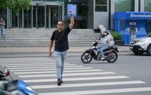 Những trường hợp nào đi bộ qua đường không cần phải giơ tay để ra tín hiệu?