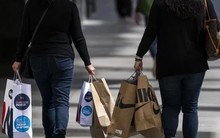 Săn hàng giá rẻ, người Mỹ "choáng váng" vì thuế mới