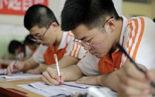 Chưa từng học qua tiếng Anh, nam sinh đành viết 12 chữ vào bài thi đại học: Kết quả đỗ thủ khoa trường top đầu