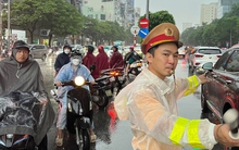 CSGT Hà Nội: Thông tin 'dừng xe mặc áo mưa bị phạt 14 triệu' là thiếu chính xác