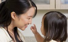 Nếu trẻ làm 3 việc này với người ngoài mà không cần dạy trước, chứng tỏ EQ và IQ cao cực đỉnh, có thể là thiên tài trong tương lai