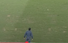 Huấn luyện viên HAGL: Mặt cỏ sân Mỹ Đình xấu đi vì tổ chức 'Anh trai say hi'