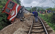 CLIP: Điều gì xảy ra trong buồng lái khi tàu hỏa tông xe tải trên đường sắt Bắc - Nam?