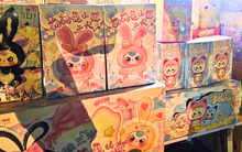 Người bán Baby Three “khóc ròng” vì phiên bản Thỏ thị trấn có hình nhạy cảm