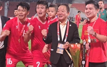 Bầu Hiển chi đậm, khoản tiền tỷ kỷ lục "lót tay" cho trung vệ tuyển Việt Nam được hé lộ