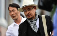 Tại sao Chủ tịch Đặng Lê Nguyên Vũ luôn mang khăn rằn, còn người mẫu, hoa hậu chụp ảnh quảng cáo cho tập đoàn đều bận đồ đen trắng?