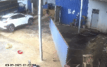 Clip khách đạp nhầm chân ga khi lái xe lên bệ rửa, tông chủ tiệm rửa ô tô tử vong: Tài xế là nữ, 68 tuổi