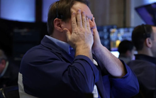 Thị trường chứng khoán Mỹ rung chuyển: Dow Jones có lúc giảm 1.000 điểm, Nasdaq ghi nhận phiên tệ nhất 3 năm khi nỗi lo suy thoái kinh tế bùng phát