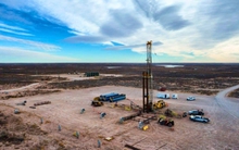 Chuông cảnh báo vang lên nhưng vẫn khoan sâu hơn 1.000m, cả công trường vỡ òa khi đụng trúng siêu kho báu trị giá gần 100 tỷ USD, công nghệ cao vào cuộc