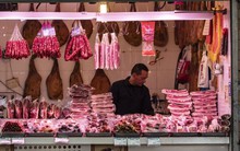 Bỗng dưng nhận được đơn hàng thịt bò 1,2 tỷ đồng, đòi thanh toán không hóa đơn, tiểu thương kiên quyết trình báo công an: "không được phép chở hàng đi"