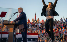 Cứu nguy tỷ phú Elon Musk giữa bão tẩy chay, Tổng thống Mỹ Donald Trump hứa mua xe Tesla 'ngay sáng mai' để ủng hộ