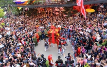 Choáng váng "biển người" ken đặc đường phố xem rước kiệu Hội 5 làng Mọc ở Hà Nội