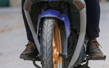 Năm 2025, đi xe máy không gạt chân chống bị phạt bao nhiêu tiền?