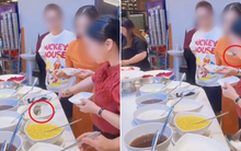 Đi ăn buffet, người phụ nữ cho cả muỗng chè vào miệng để nếm thử rồi nhúng lại vào khay gây phẫn nộ