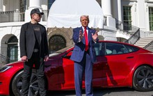 Nói là làm, Tổng thống Donald Trump lập tức mua xe điện Tesla hơn 2 tỷ để ủng hộ tỷ phú Elon Musk