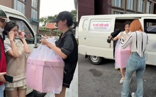 Độc lạ: Thuê xe tải phát 100 tấm thiệp cưới “khổng lồ”, chủ nhân tuyên bố 1 điều về giá trị bên trong