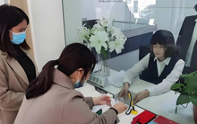 Rút 175 triệu đồng nhưng giao dịch viên đưa nhầm 210 triệu đồng, người phụ nữ tiêu hết thì bị ngân hàng kiện, tòa tuyên bố: Bà phải trả lại toàn bộ