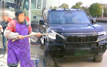 Ô tô đỗ dưới lòng đường, cụ bà 80 tuổi vác cuốc ra đập phá, chủ xe: “Xe có bảo hiểm, nhưng tôi sẽ kiện để đòi công lý”