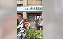 Chuyện gì đang diễn ra ở Trung Quốc: Sau tin đồn khó hiểu, nhà nhà đổ xô ra ngân hàng để làm chuyện này