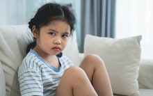 3 dấu hiệu khiến cha mẹ lầm tưởng CON NGOAN, nhưng thực ra đang cảnh báo trẻ bị KIỂM SOÁT quá mức