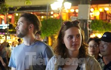 Xếp hàng dài, nhích từng chút, chờ đợi đi thuyền ngắm Hội An