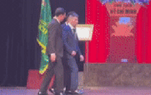 Khoảnh khắc xúc động của NSND Công Lý trước khi thôi vị trí lãnh đạo Nhà hát Kịch Hà Nội