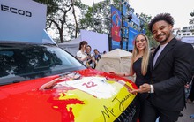 Tiền đạo Xuân Son chính thức nhận quà từ Chủ tịch Geleximco Vũ Văn Tiền: Mẫu xe giá 999 triệu, tiêu thụ chưa đến 1L/100 km tiết kiệm hơn Wave Alpha