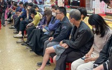 Chỉ được mua tối đa 2 chỉ vàng, người dân vẫn xếp hàng chờ xuyên trưa