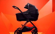 Lamborghini vừa ra mắt xe đẩy giá 140 triệu, tương lai xuất hiện em bé dõng dạc "1 tháng tuổi đã sở hữu siêu xe"