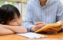 Thử giải bài Toán tiểu học của con, ông bố “điếng người” khi vợ phán “đáp án sai bét”: Dân mạng vào cuộc cũng không ra nổi đáp án