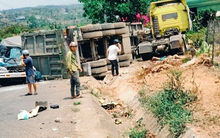 Tai nạn kinh hoàng giữa 4 ô tô ở Đắk Nông