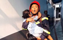 Hình ảnh người lính cứu hỏa và em bé được chia sẻ không ngừng sau vụ cháy khách sạn 6 tầng ở TP Thủ Đức