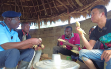 Trưởng Công an huyện tới thăm nông trại của team Quang Linh châu Phi, lạ lẫm khi lần đầu thử đặc sản Việt Nam: "Cả đời mới được thưởng thức, tôi thật may mắn"