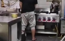 Bức ảnh người đàn ông đứng quay mặt vào bồn rửa rau trong quán lẩu ở Trung Quốc khiến tất cả kinh hãi: "Tôi bị ám ảnh đến già mất"