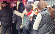 "Cò mồi" trực chờ bên ngoài tiệm vàng chờ mua lại