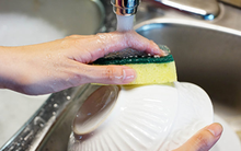 4 cách "đánh đuổi vi khuẩn" khỏi miếng rửa bát hiệu quả, đảm bảo an toàn, sạch khuẩn