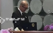 Chồng của Từ Hy Viên suy sụp trong tang lễ của vợ