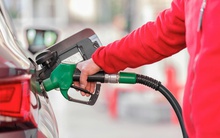 Giảm xuống mức thấp nhất trong vòng 4 năm, giá xăng ở Việt Nam có đang quá thấp?