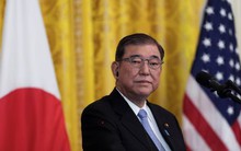 Thủ tướng Nhật Bản gặp rắc rối sau bê bối tặng phiếu quà