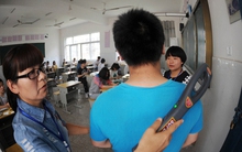 Nam sinh bị điểm 0 vì chép bài bạn, đến khi giáo viên tra lại camera thì... - Sự thật khiến cả lớp sốc nặng!