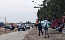 Ô tô đậu kín mặt đường, môi giới túc trực ngày đêm, dựng ô ngay mặt đường để tư vấn cho khách mua biệt thự tại Đan Phượng