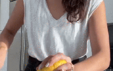 Xuất hiện quả chanh to ngang cái chảo trong vườn, người phụ nữ thử bổ nhưng khi nhìn thấy thứ bên trong thì ngã "ngửa"