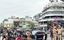 Hàng nghìn người đổ về tòa nhà Hàm cá mập check-in, CSGT phải cắm 'chốt' đảm bảo giao thông
