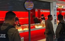 Giữa lúc giá vàng đang liên tục phá đỉnh, tên trộm lẻn vào tiệm vàng nhưng bị mắc kẹt cả đêm, sáng hôm sau cảnh sát ập vào tóm gọn