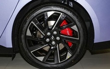 Mất thêm gần 18 triệu để nâng cấp lên phanh hiệu suất cao, người mua xe Trung Quốc chỉ nhận thêm được bộ vỏ đỏ bọc bên ngoài