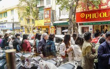 Vì sao nhiều người mòn mỏi xếp hàng để mua 1 chỉ vàng?