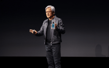 Jensen Huang phản pháo sau cú sốc NVIDIA mất 600 tỷ USD vì DeepSeek: “GPU của chúng tôi đắt, nhưng là ‘máy in tiền’ của AI”