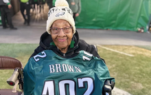 Cụ bà 102 tuổi vẫn mê bóng bầu dục, minh mẫn và sống thọ nhờ “khoái” làm 3 việc này: Đơn giản nhưng hiếm ai làm được