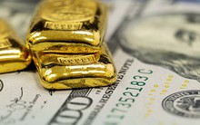 Giá vàng lao dốc rất mạnh, USD tăng ‘nóng’